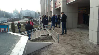 «Стоят с семи утра»: рязанцев возмутила очередь за талонами в детскую поликлинику