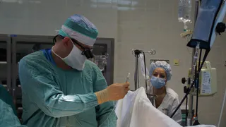 Массивная кровопотеря: подросток получил два перелома, катаясь на карусели