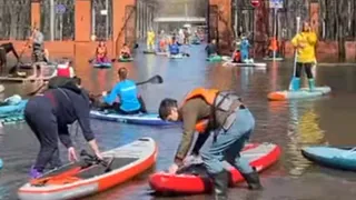 В затопленном рязанском Лесопарке состоялся массовый заплыв на сапбордах