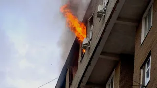 Приехали сразу: на Введенской в Рязани загорелась квартира