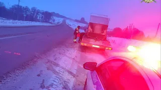 Сотрудники ГИБДД помогли водителю с заглохшим автомобилем на трассе в Чувашии