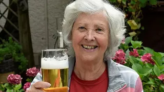 Ученые сказали, почему людям старше 60 лет надо пить пиво каждый день