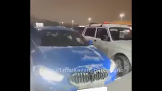 Ребёнок 40 минут просидел один в закрытой машине у «Парк Хауса» в Казани— мать доставили в отдел