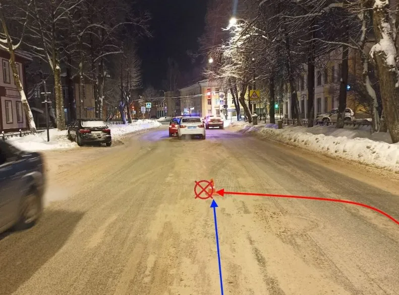 Неосторожный поворот во двор привёл к столкновению двух Kia в Сыктывкаре