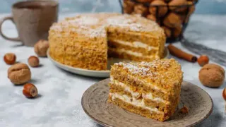 Нежнейший «Медовик» за полчаса минут: гости будут в шоке от восторга