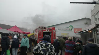 Пожар в Сасове: на территории рынка загорелся торговый павильон "Меркурий"