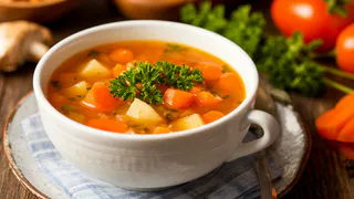 Мои теперь каждый день просят так готовить: варим вкусный и быстрый суп с тушенкой - настоящее спасение на даче 