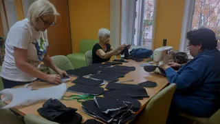 Чебоксарские пенсионеры освоили шитье новой модели рукавиц для солдат