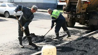 Рабочие заделали ямы на пяти рязанских улицах