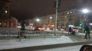 На улице Циолковского неизвестный едва не сбил девушку с коляской на тротуаре