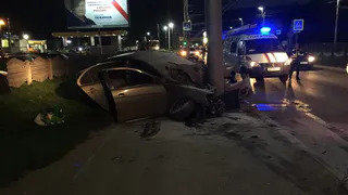 Почти женаты: в Рязани жених и невеста на машине “Лансер X” врезались в столб