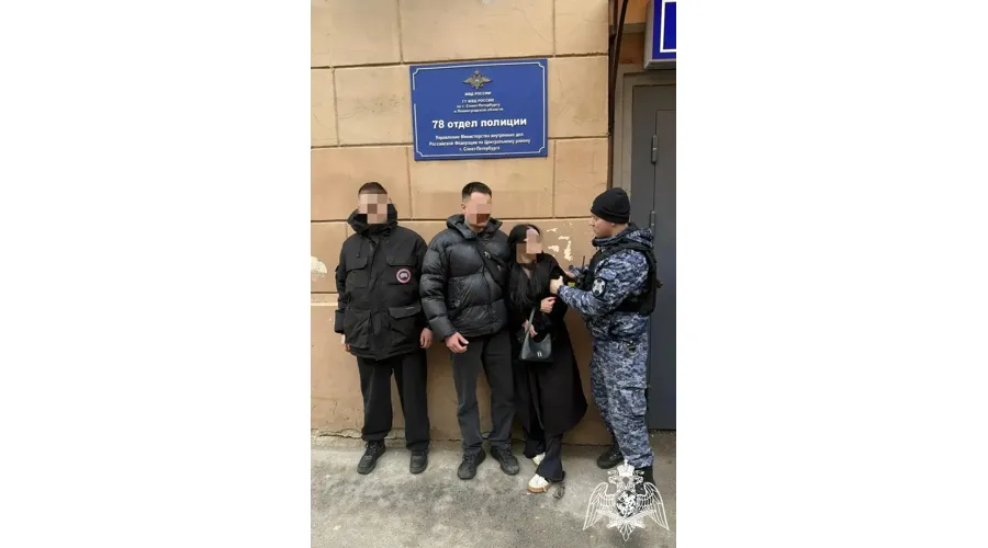 Росгвардейцы сняли туристов из Коми с питерской крыши