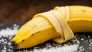 Банановую кожуру посыпаю солью — весь май не нарадуюсь своей смекалке: лучший лайфхак для опытных лентяев