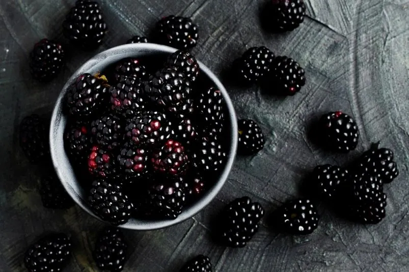 Гроздья сладкой ежевики вам будут гарантированы, если этим методом обработать кусты в мае