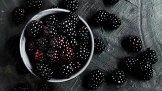 Гроздья сладкой ежевики обеспечены, если этим способом обработать кусты в мае