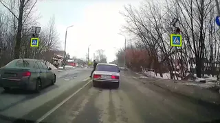 На Михайловском шоссе Рязани водитель едва не переехал мужчину на переходе