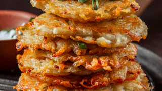 Трём картофель — и на сковородку: получится вкусный обед или ужин, но это — совсем не драники