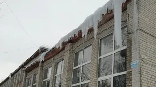 Гигантские сосульки свисают с крыши школы в Чайковичах