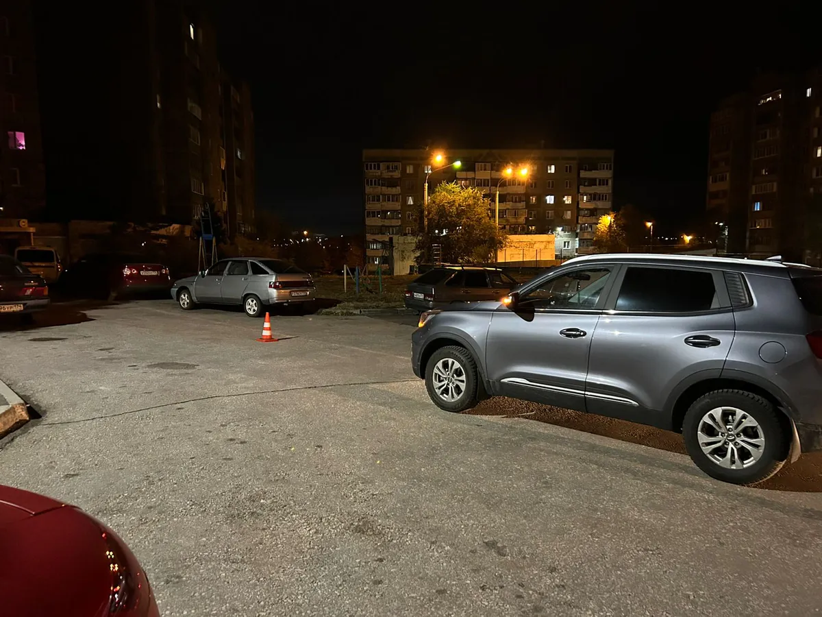 В Магнитогорске водитель иномарки сбил пенсионерку при выезде с парковки: пострадавшая госпитализирована