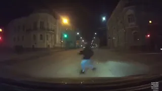 Опасная игра на дороге: в Рязани подросток выбежал под колеса автомобиля и чудом избежал гибели