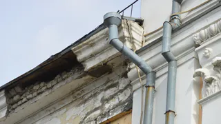 Дом с обвалившейся штукатуркой на Соборной не могут восстановить уже три недели