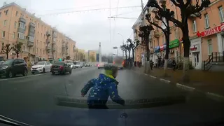 В Рязани на Первомайском проспекте засняли перебегавшего дорогу ребенка