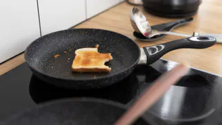 Засунула сковороду в полиэтиленовый пакет, стала как новая и нагар исчез в миг — любуюсь отражением