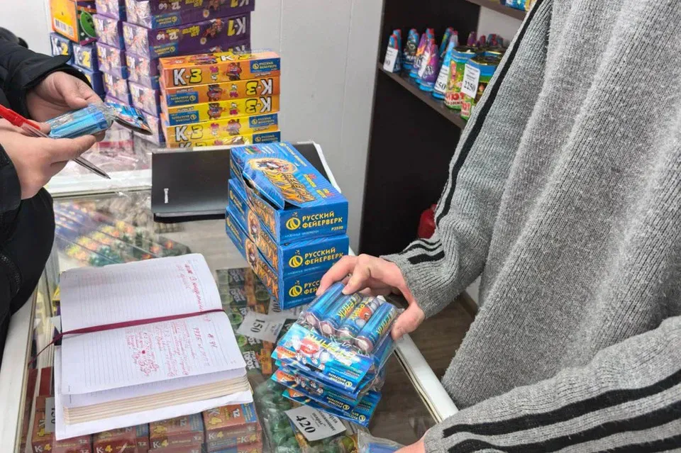 Сотрудники полиции и МЧС Челябинской области изымают пиротехнику в ходе совместных рейдов