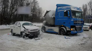 На Куйбышевском шоссе водитель фуры врезался в Toyota Hilux