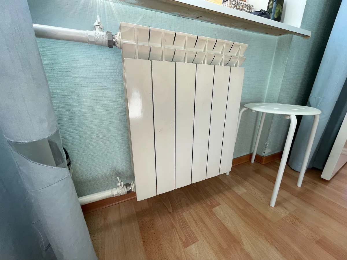 Накрываю батарею этим — и в доме тепло как летом: даже в лютые морозы