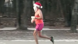 Закаляется перед праздниками: в Лесопарке заметили раздетого Деда Мороза