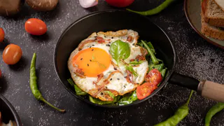 Не сало и не масло: вот что используют для жарки яичницы опытные хозяйки — запомните раз и навсегда