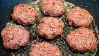 Чтобы котлеты таяли во рту, бабушка научила добавлять в фарш особый ингредиент: готовлю только так