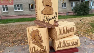 В Петушках на улице Маяковского появилась уникальная книжная инсталляция