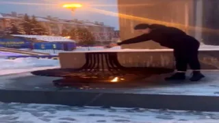 В Брянске женщина высыпала перец на вечный огонь