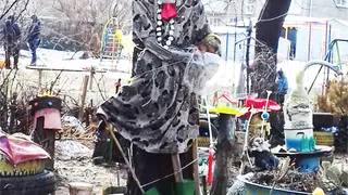 «Куда мне обратиться, чтобы убрали это творчество?»: рязанцы жалуются на скульптуры из подручных средств в своём дворе