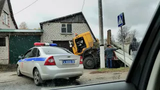 Грузовик чудом не снёс дом на Красном Маяке в Брянске
