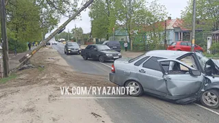 Утром 1 мая в Солотче пьяный 30-летний водитель Lada Priora врезался в столб