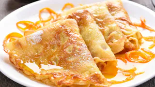 Добавляю в тесто 3 средства: блины кружевные, тонкие, не рвутся - сами слетают со сковороды в тарелку