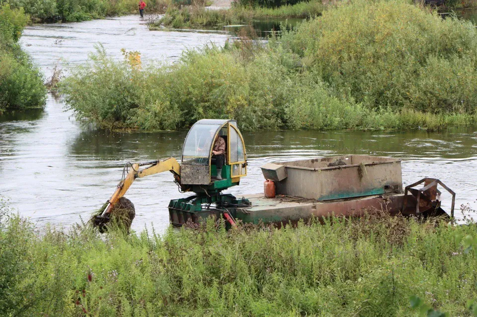 В Миассе очищают русло реки, берега и откачивают воду из частных домовладений
