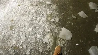 Ледяная глыба рухнула на мужчину с коляской в Белых Берегах