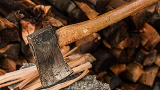 Сделал из трубы вечное полено: дров уходит вдвое меньше - простое устройство заменило целую поленницу