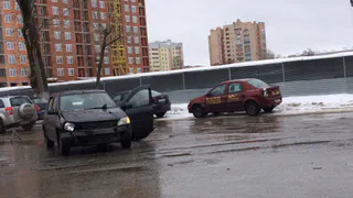 На улице Пожалостина "Рено Логан" столкнулся с "Газелью"