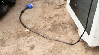 Испугавшись полицейского, житель Собинки выбросил в окно чужой телевизор