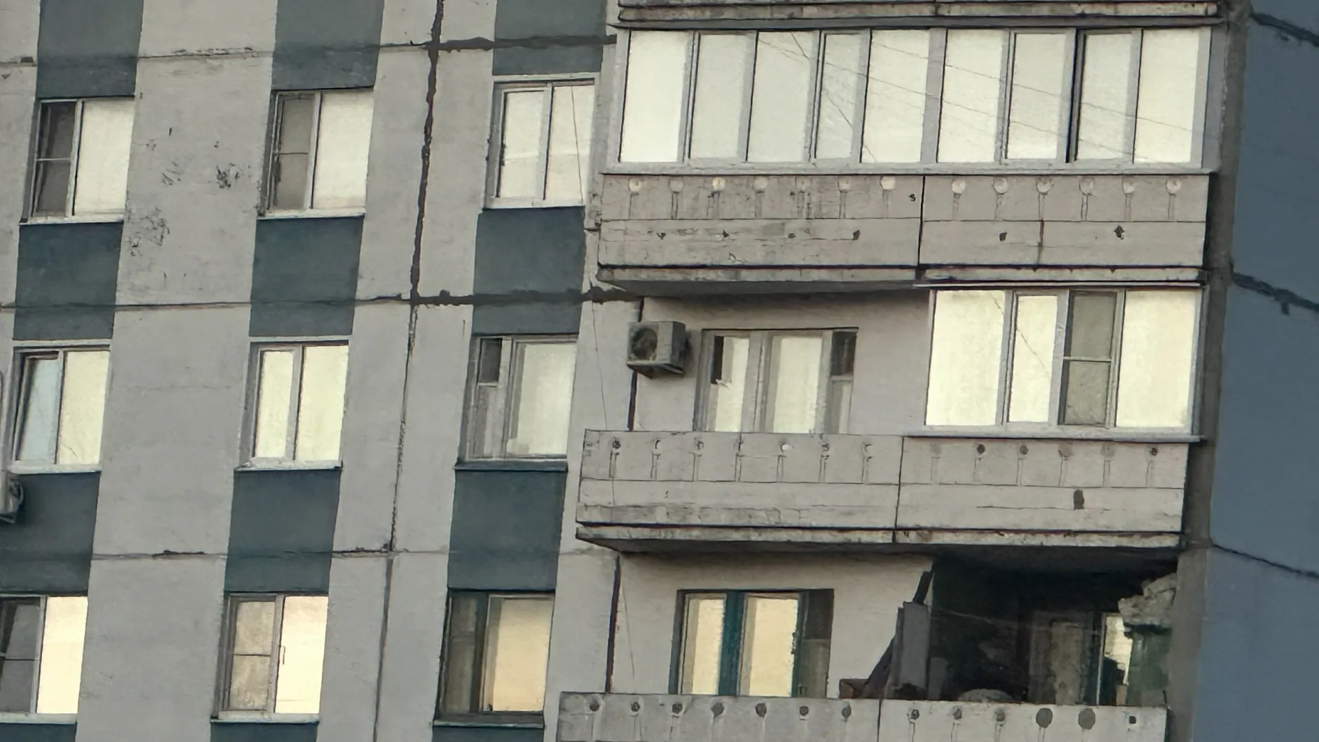 Стыки и щели подоконника больше не сквозят, а сам подоконник тёплый — делюсь методом, который решил надоевшую проблему
