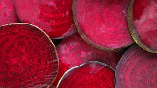 Варю свеклу 15 минут по методу шеф-повара: получается вкусной, сладкой и не "водянистой" — все дело в корочке хлеба