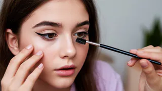 2 капли в сухую тушь — и она снова красит, как новая: экономный трюк для любой красотки