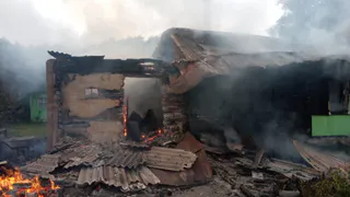 Обошлось без жертв: в Рязанской области сгорел деревянный дом