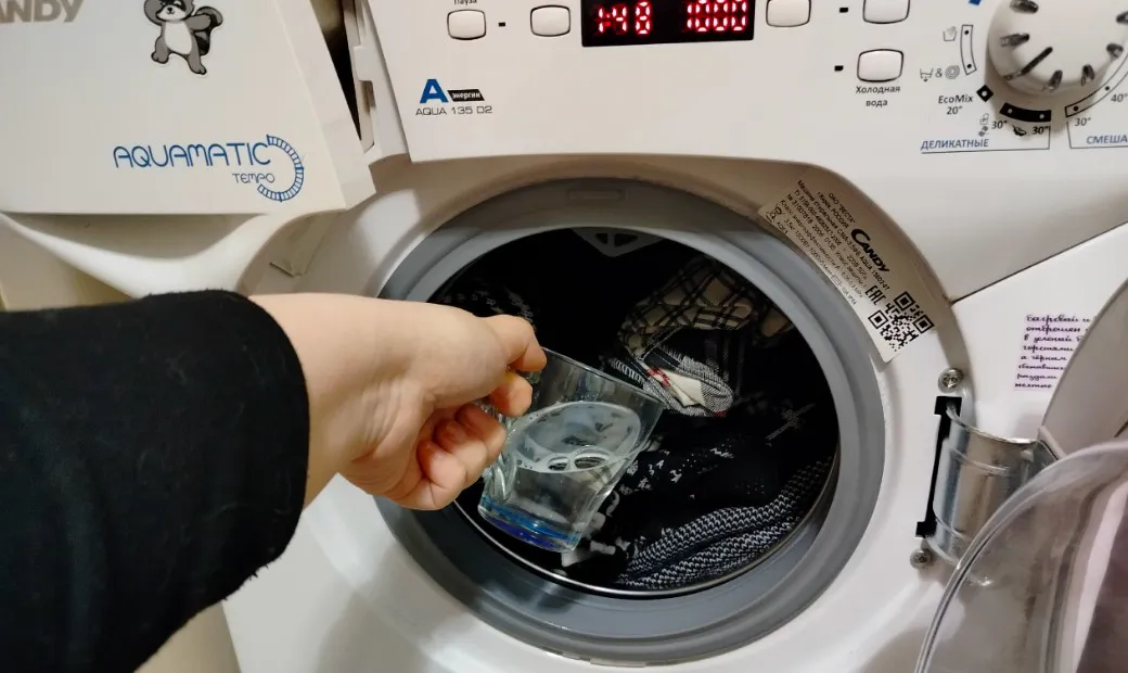 Стакан в стиралку — и вещи кипенно-белые: прачка замешивает вместе с порошком это дешевое средство
