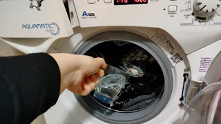 Стакан в стиралку — и вещи кипенно-белые: прачка замешивает вместе с порошком это дешевое средство